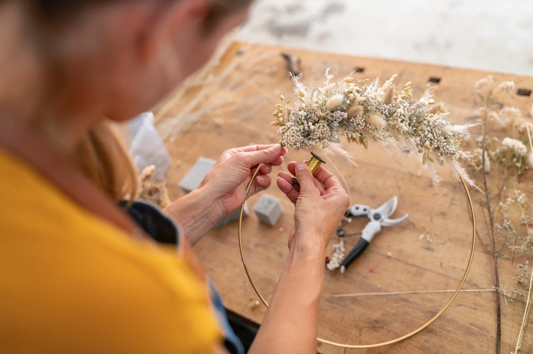 Die Trockenblumen werden mit Draht am Flower Hoop befestigt.
