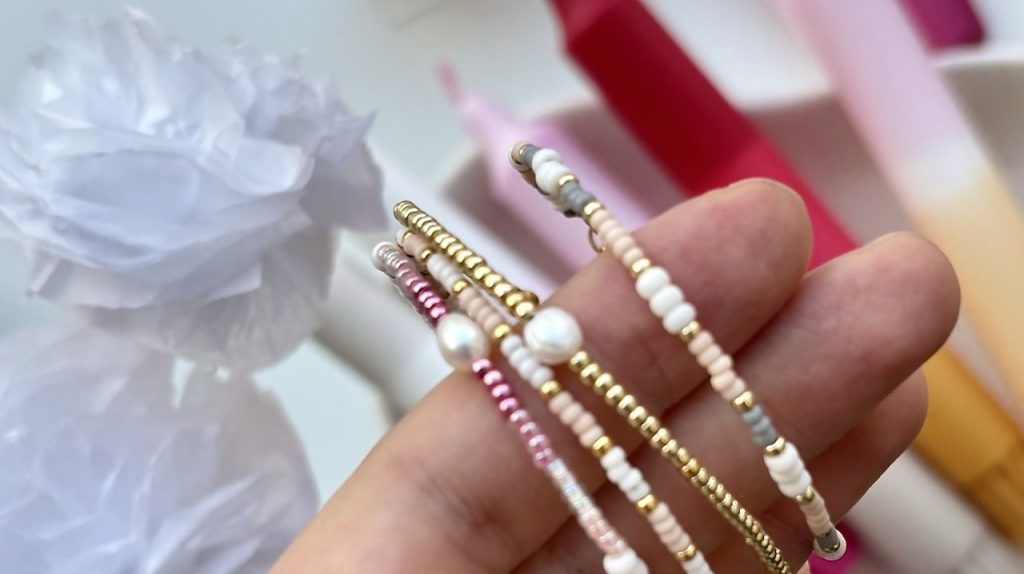 Fertige Armbänder und Ketten aus Miyuki Glasperlen im Workshop in Köln