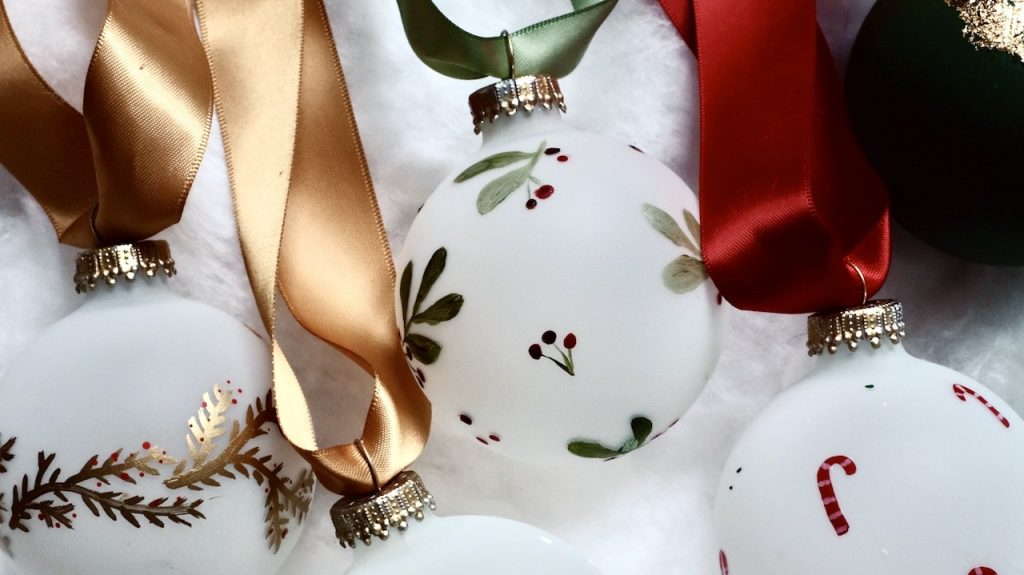 Bemalte Weihnachtskugel für den Tannenbaum