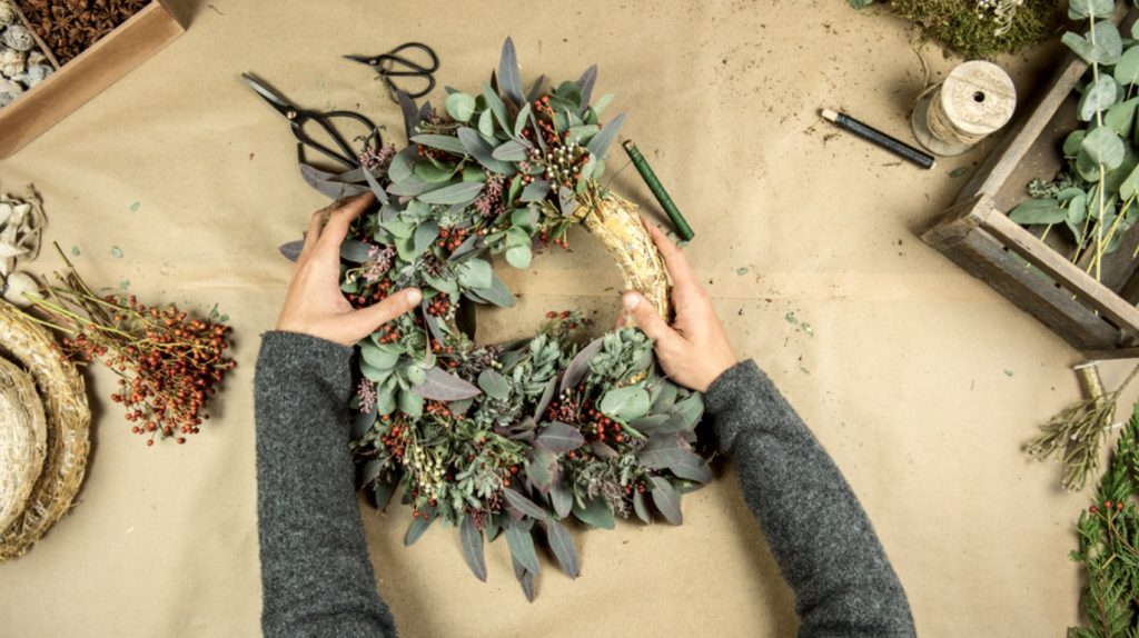 Adventskranz binden im Workshop mit Tannengrün und Trockenblumen