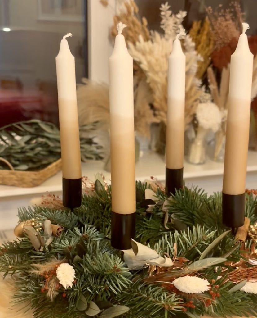 Adventskranz mit beigen Dip Dye Stabkerzen im Stil boho