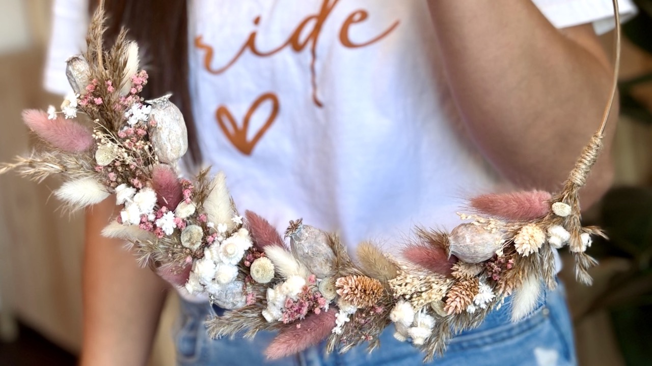 Braut mit ihrem selbstgerechten Trockenblumen Kranz auf ihrem JGA Workshop in Köln