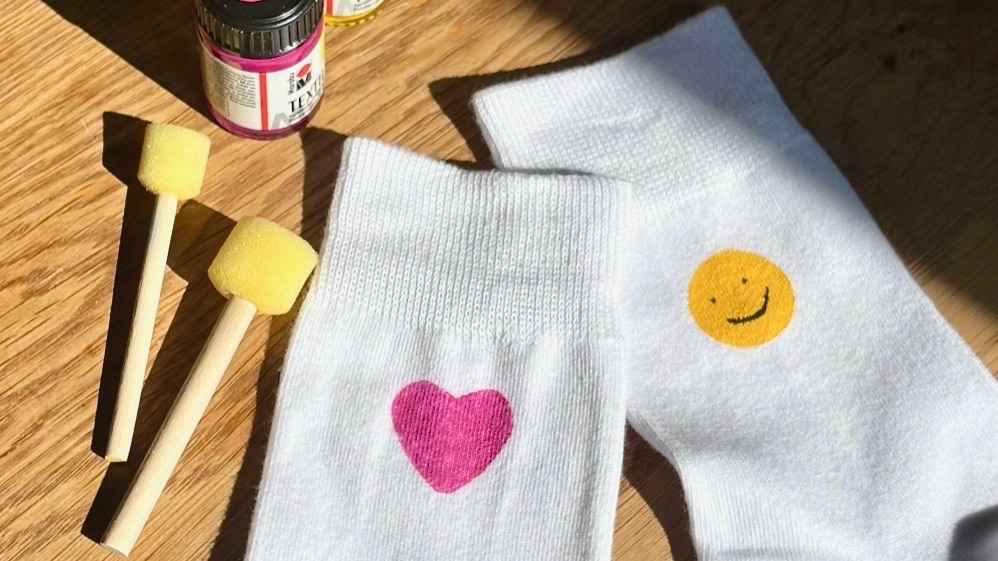 Bemalte Socken im Textildruck Workshop mit Stempeln und Farbe