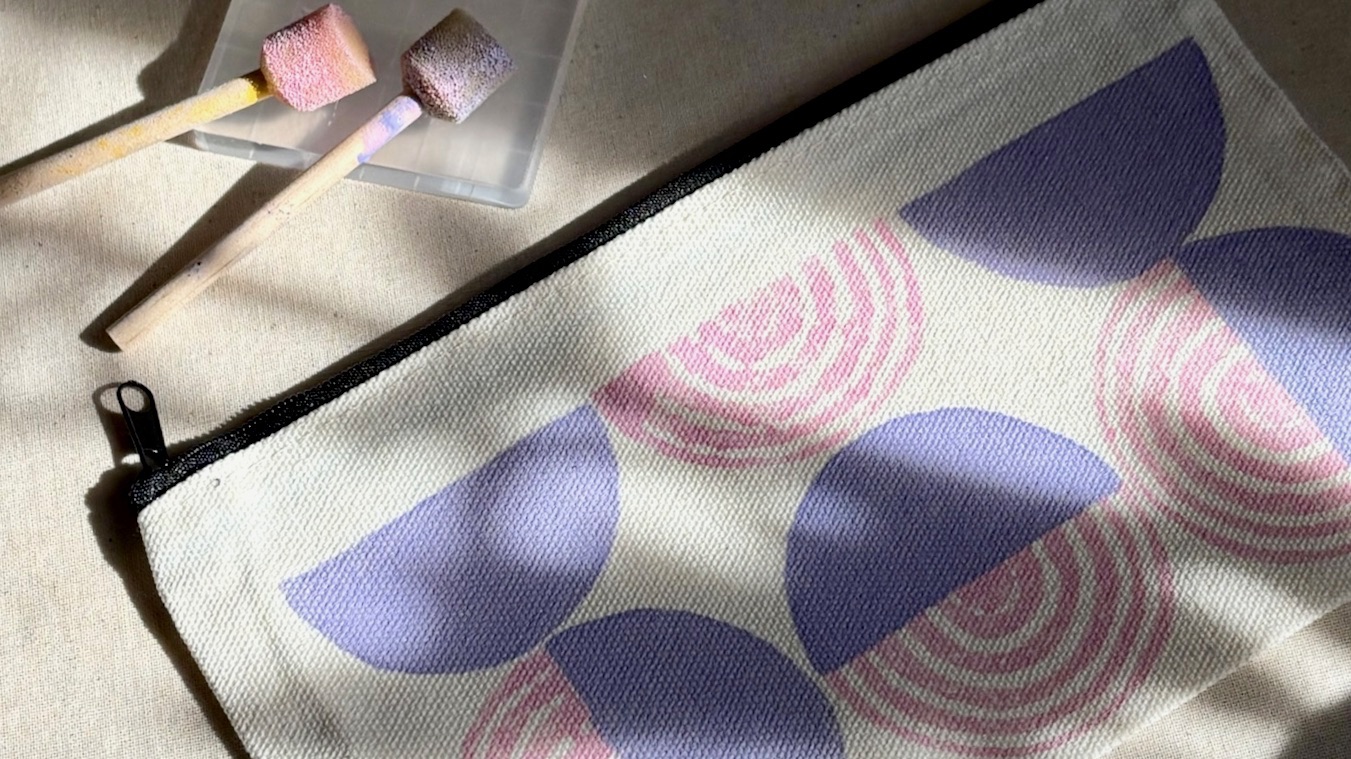 Geometrisch und organisch Textildruck im Workshop auf eine Tasche