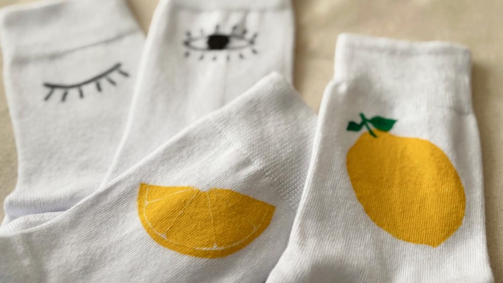 Socken mit Textildruck und Stempeln gestaltet