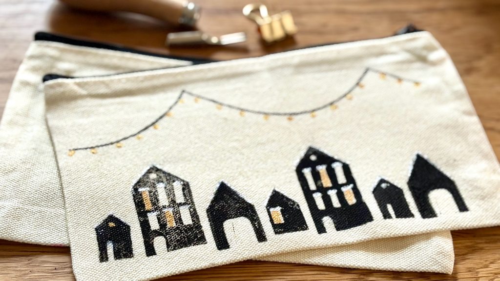 Kosmetiktascheweihnachtlich mit Textilfarbe bemalt