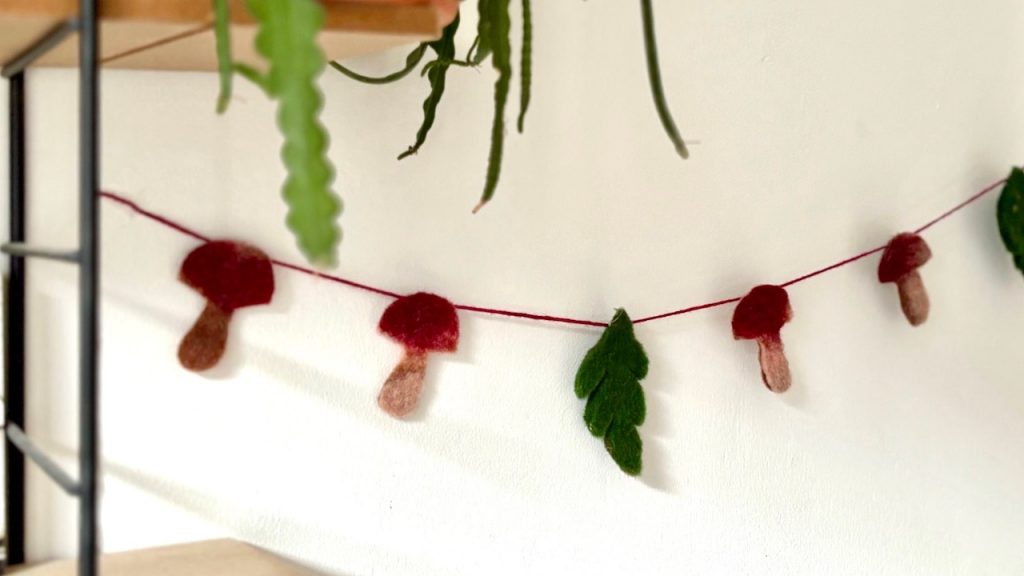 Herbst Girlande mit Pilzen und Blättern aus selbstgemachtem Filz