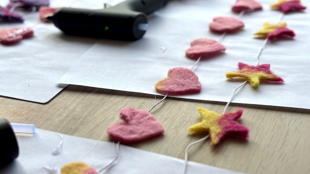 Girlande von Kindern und Eltern gebastelt im Workshop